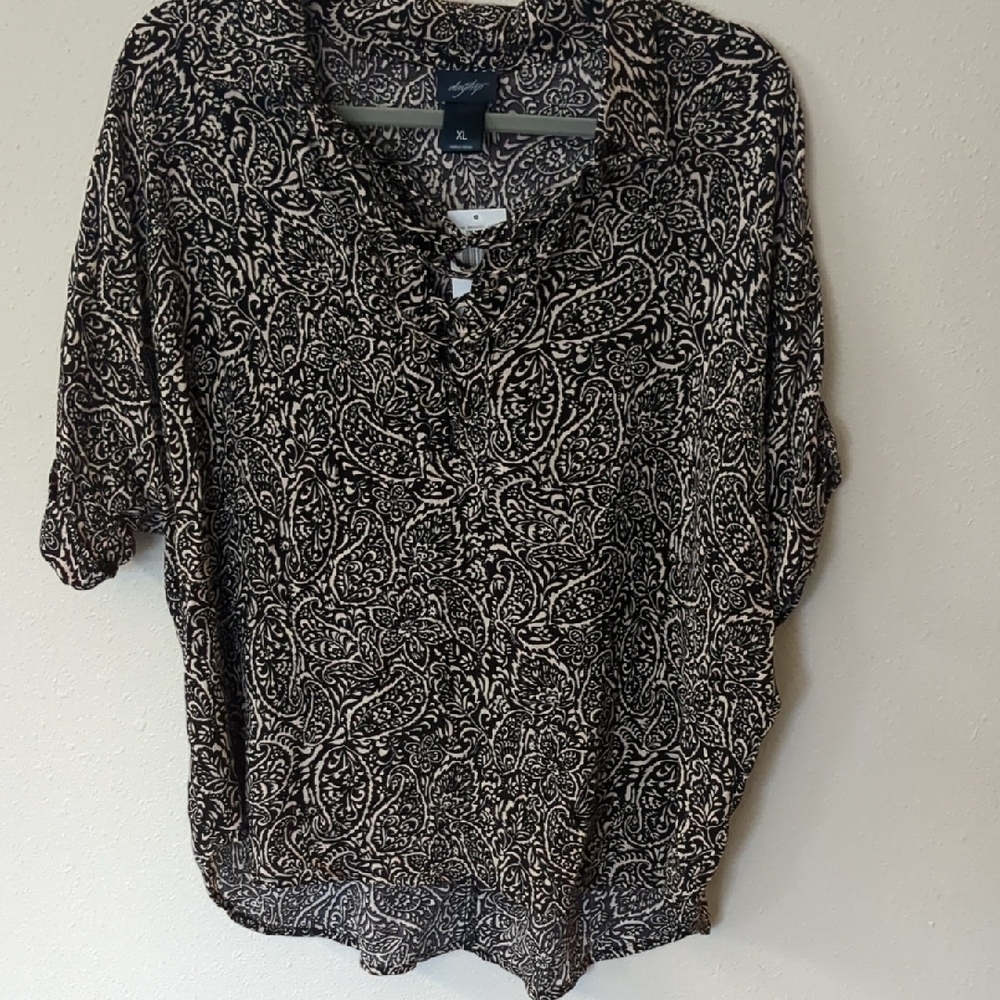 Daytrip Xl Black and Cream  Paisley Blouse Vneck With Tie NWT